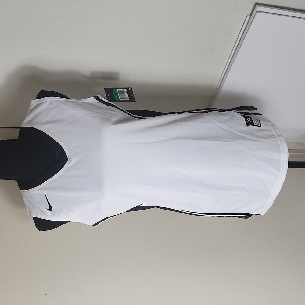 NWT NIKE, YOUTH BASELINE BASKETBALL JERSEY, WHITE/ BLACK, BOY'S X-LARGE